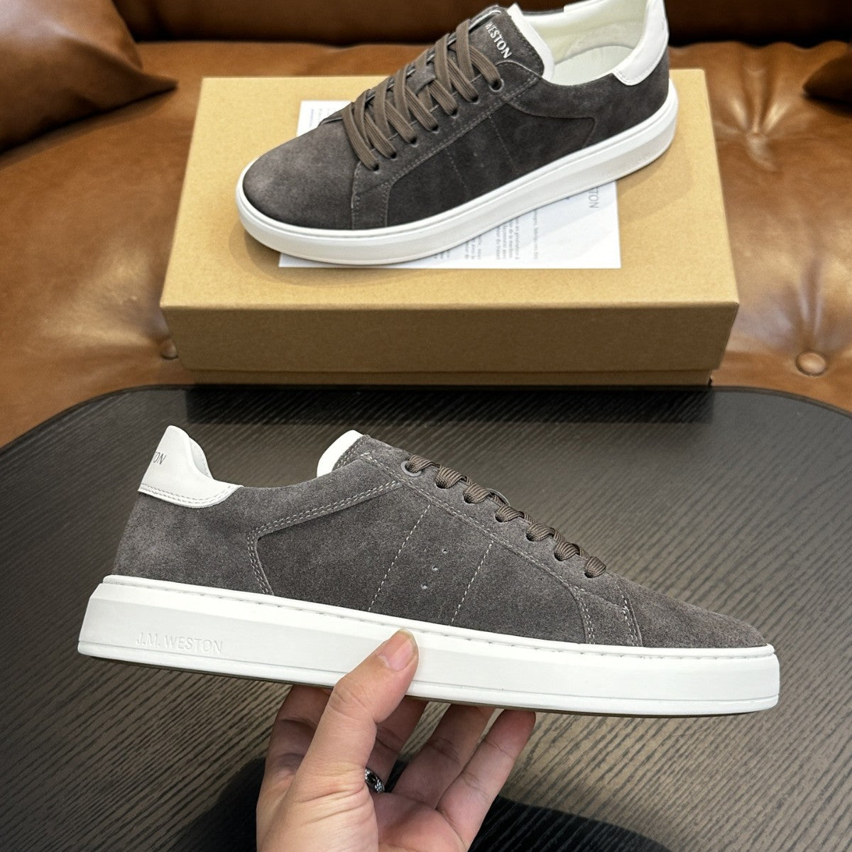 Calzatura Casual in Primo Fiore con Sistema Shock-Absorption e Design Front-Tie