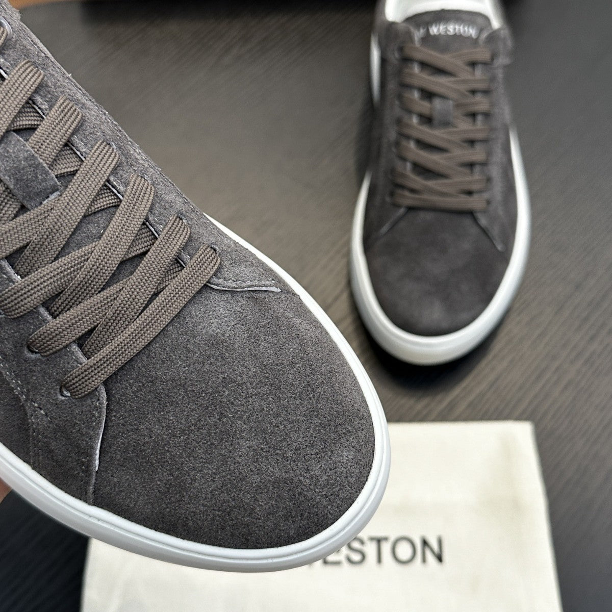 Calzatura Casual in Primo Fiore con Sistema Shock-Absorption e Design Front-Tie