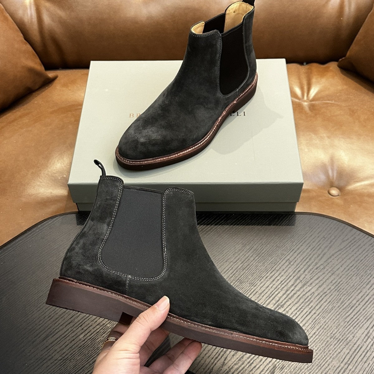 Calzatura Casual in Primo Fiore con Sistema Shock-Absorption e Design Leather Splicing