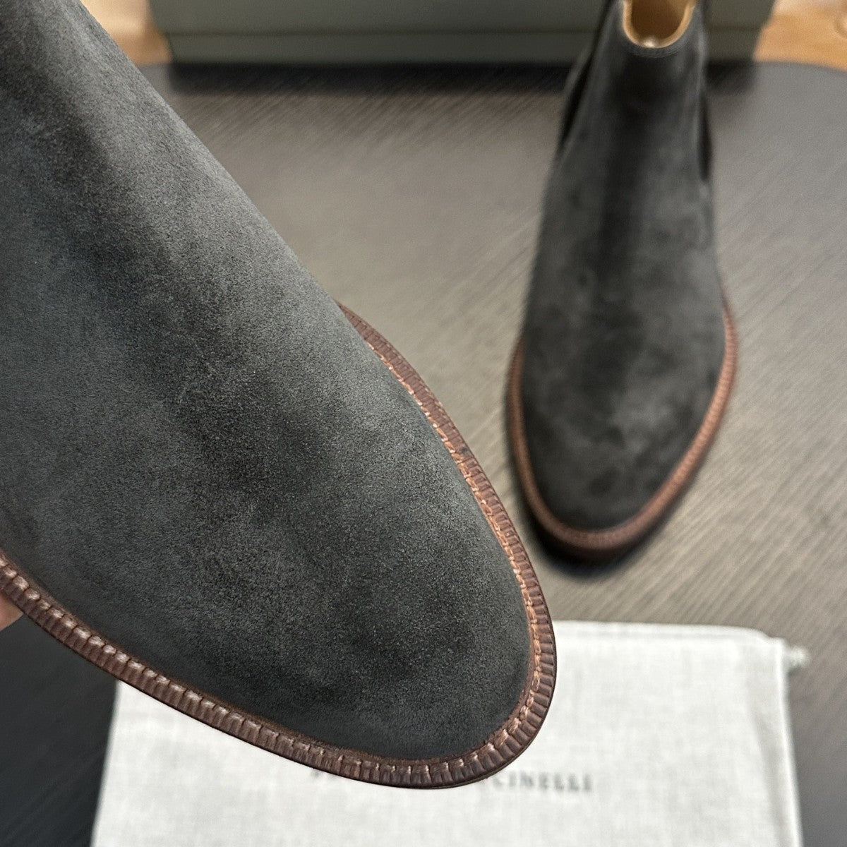 Calzatura Casual in Primo Fiore con Sistema Shock-Absorption e Design Leather Splicing