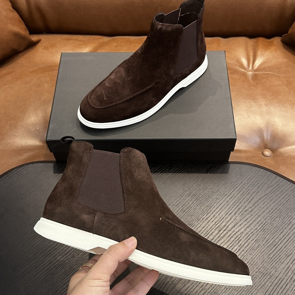Calzatura Casual in Primo Fiore con Sistema Shock-Absorption e Design Leather Splicing