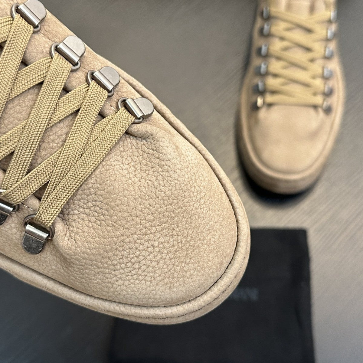 Calzatura Casual in Primo Fiore con Suola Shock-Absorption e Design Leather Stitching