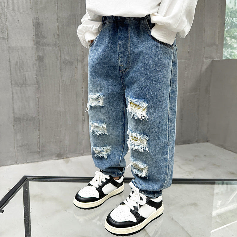 Jeans "Classic Blue" con Dettagli Distressed e Struttura Soft-Touch