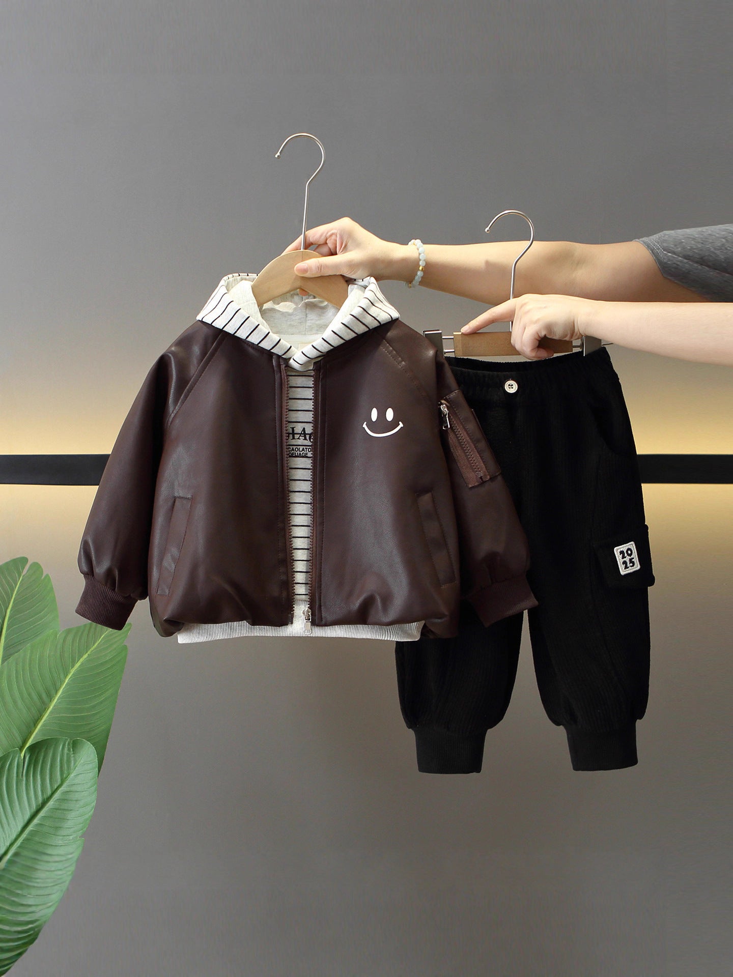 Completo in PU Leather "Solid Black & Brown" con Chiusura Zipper