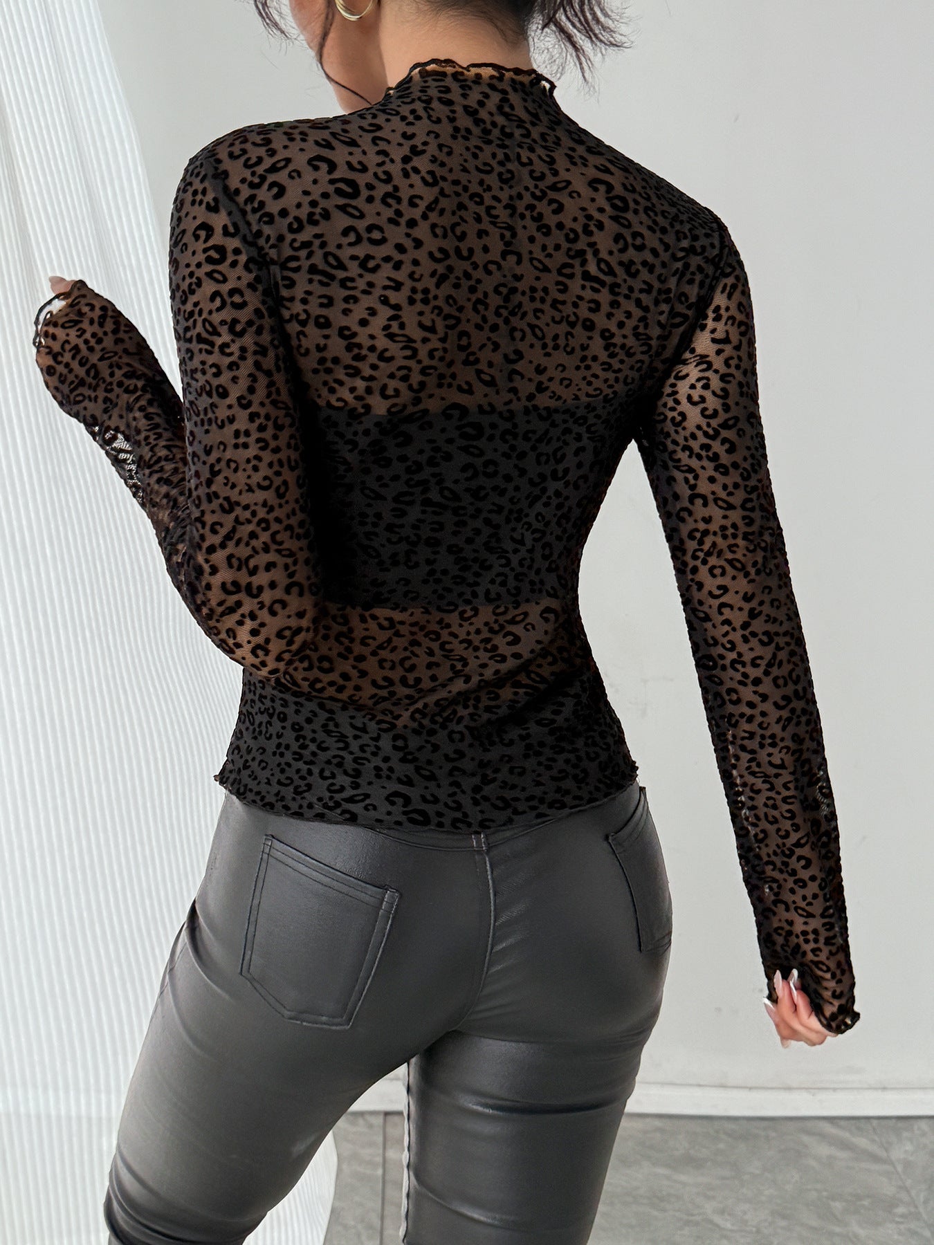 Top in Mesh Trasparente a Collo Alto con Dettagli Button-Down