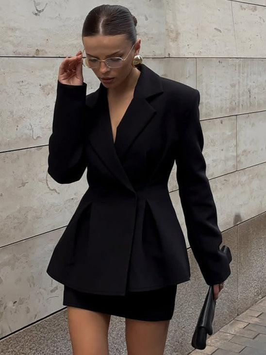 Completo Tailleur con Gonna e Giacca Strutturata: L'Uniforme del Successo