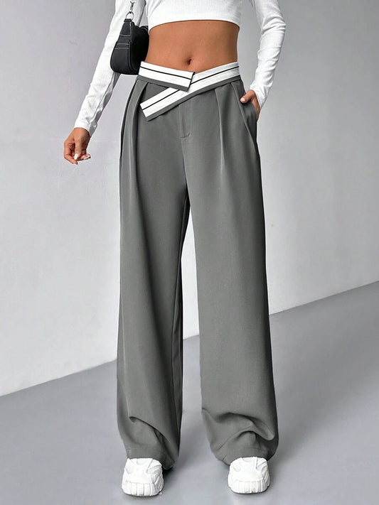 Pantaloni Dritti a Contrasto con Taglio Sartoriale e Dettagli Splicing