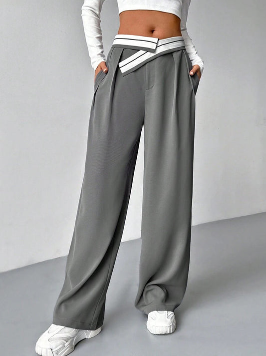 Pantaloni Dritti a Contrasto con Taglio Sartoriale e Dettagli Splicing