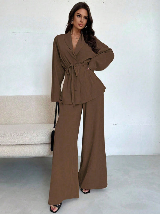 Completo Casual in Tinta Unita con Camicia Strutturata e Taglio Relaxed