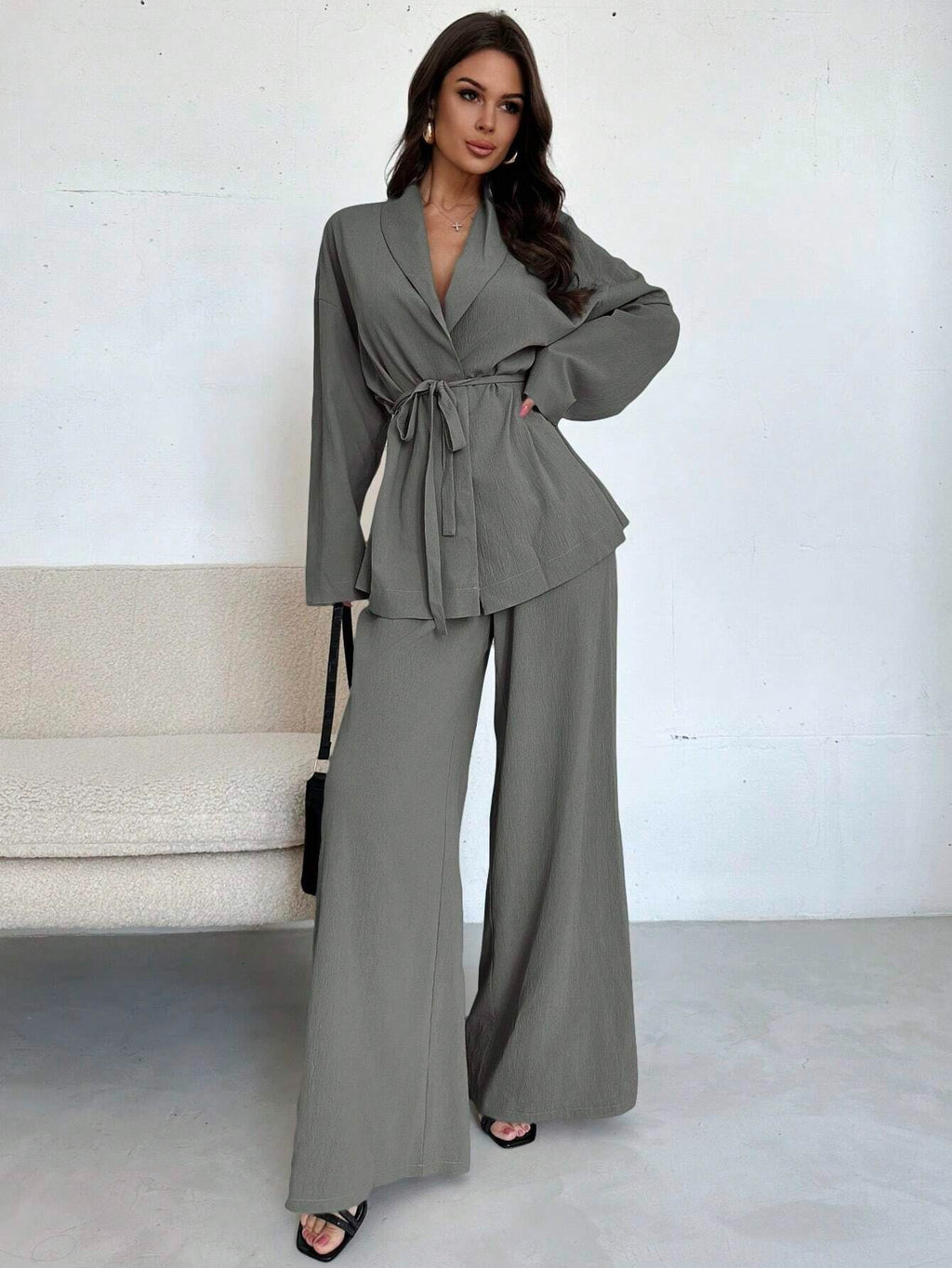 Completo Casual in Tinta Unita con Camicia Strutturata e Taglio Relaxed