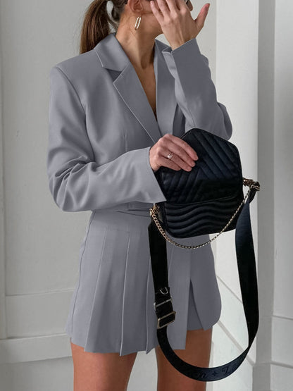 Completo Tailleur con Minigonna a Spacco e Giacca Strutturata