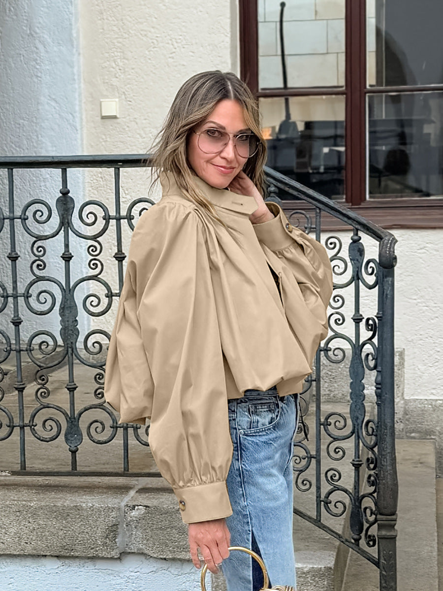 Trench Coat Leggero con Collo a Listino e Dettagli Plissé