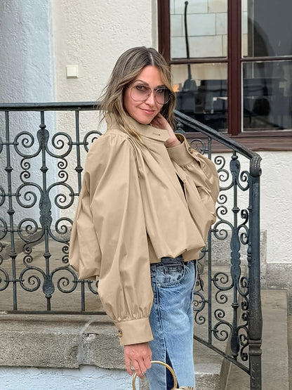 Trench Coat Leggero con Collo a Listino e Dettagli Plissé
