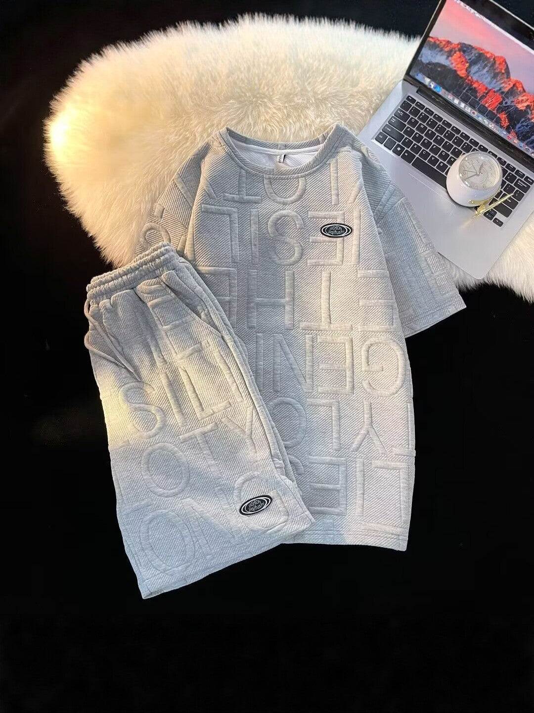 Completo Sportivo Due Pezzi con T-Shirt Girocollo e Shorts Coordinati