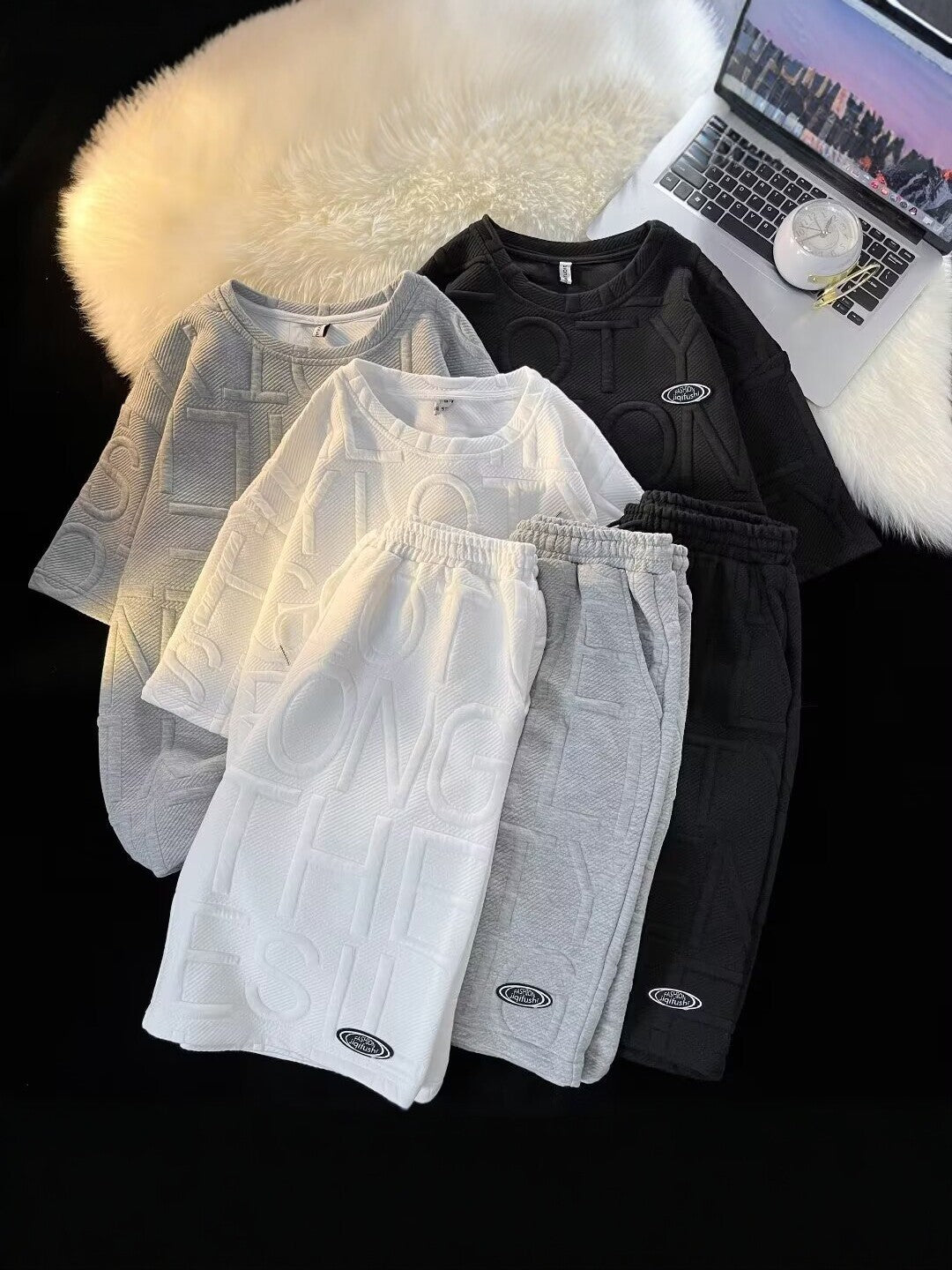Completo Sportivo Due Pezzi con T-Shirt Girocollo e Shorts Coordinati