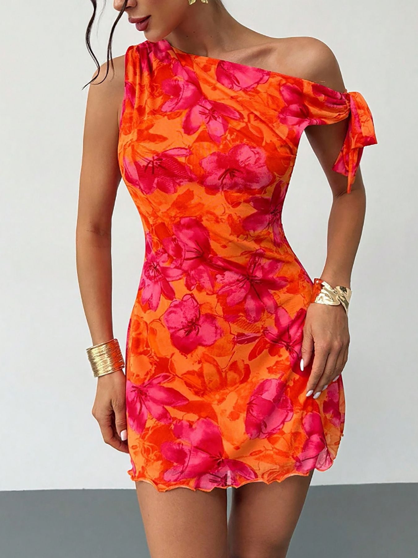 Abito Mini A-Line in Milk Silk con Scollo Asimmetrico e Stampa Botanica