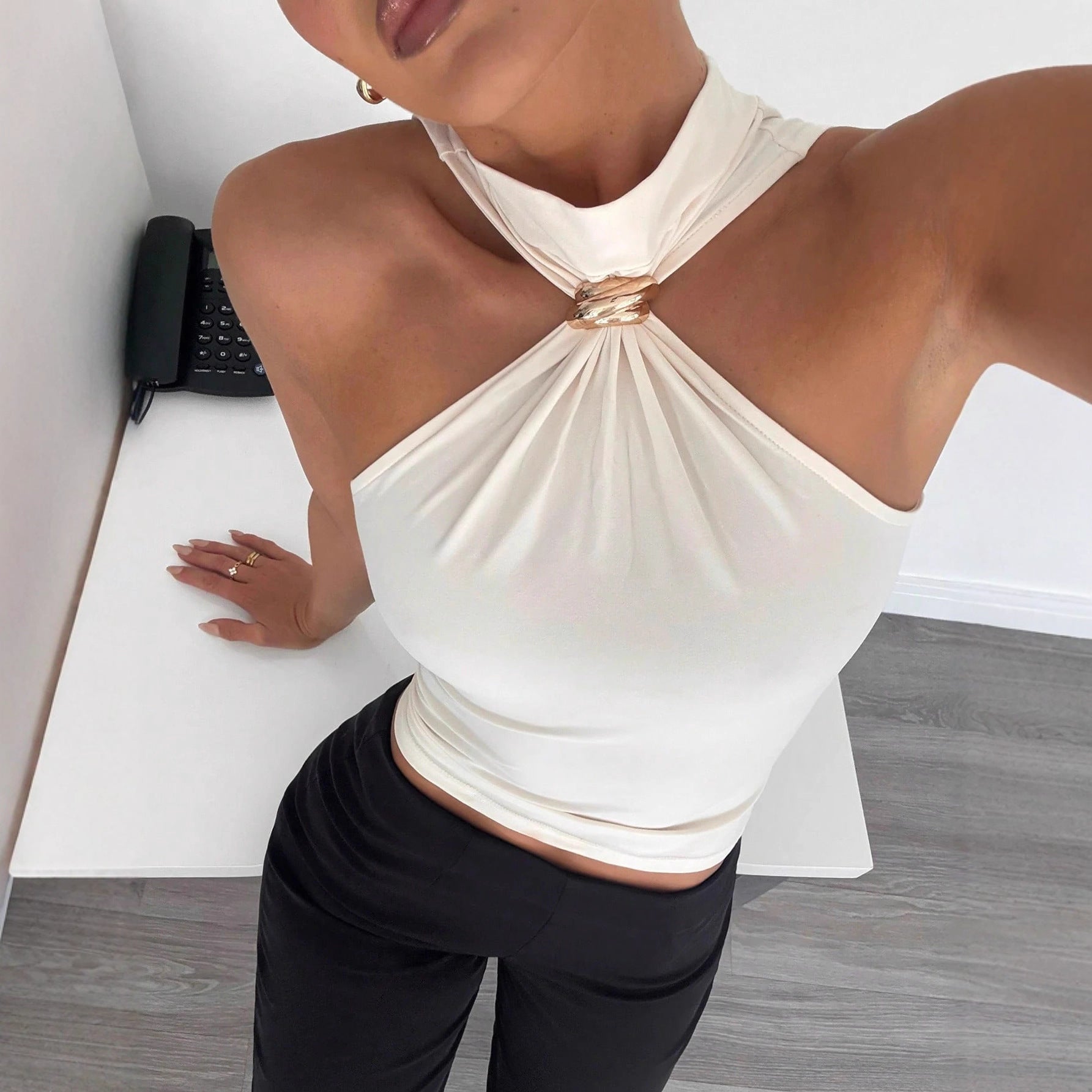 Top Smanicato in Maglia a Collo Alto con Effetti 3D e Dettaglio Metal