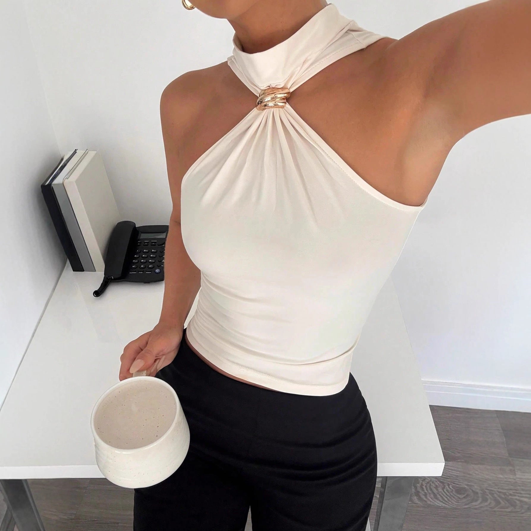 Top Smanicato in Maglia a Collo Alto con Effetti 3D e Dettaglio Metal