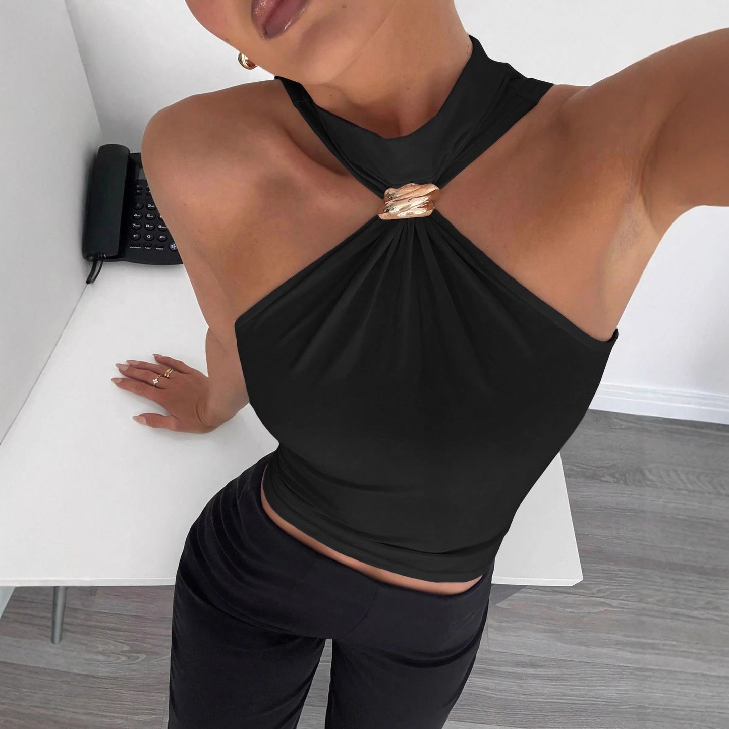 Top Smanicato in Maglia a Collo Alto con Effetti 3D e Dettaglio Metal