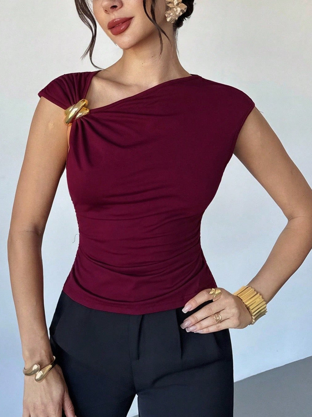 Top Smanicato Slim Fit con Scollo Asimmetrico e Design "Splicing"