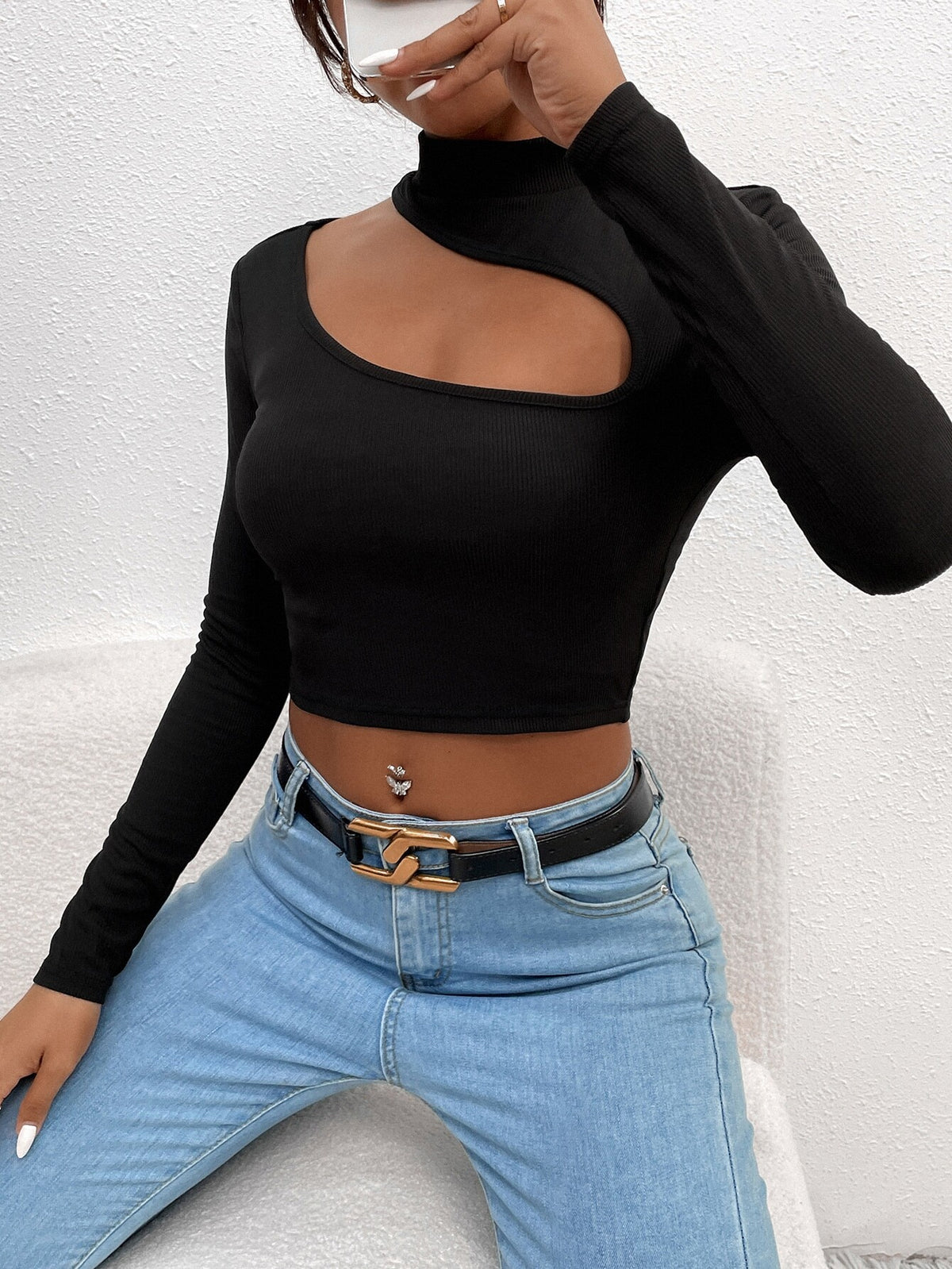 Top Crop a Maniche Lunghe con Semi-Collo Alto e Taglio "Navel Exposed"