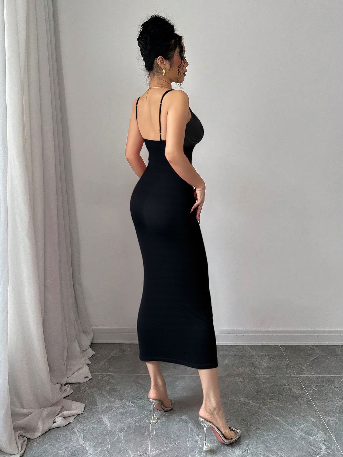 Maxi Dress in Maglia con Schiena Scoperta, Taglio "High Waist" e Dettagli Hollow