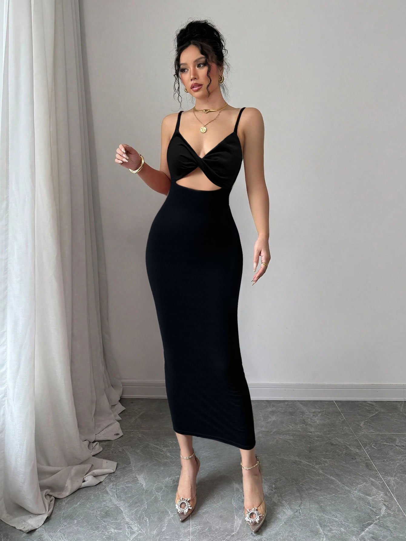 Maxi Dress in Maglia con Schiena Scoperta, Taglio "High Waist" e Dettagli Hollow