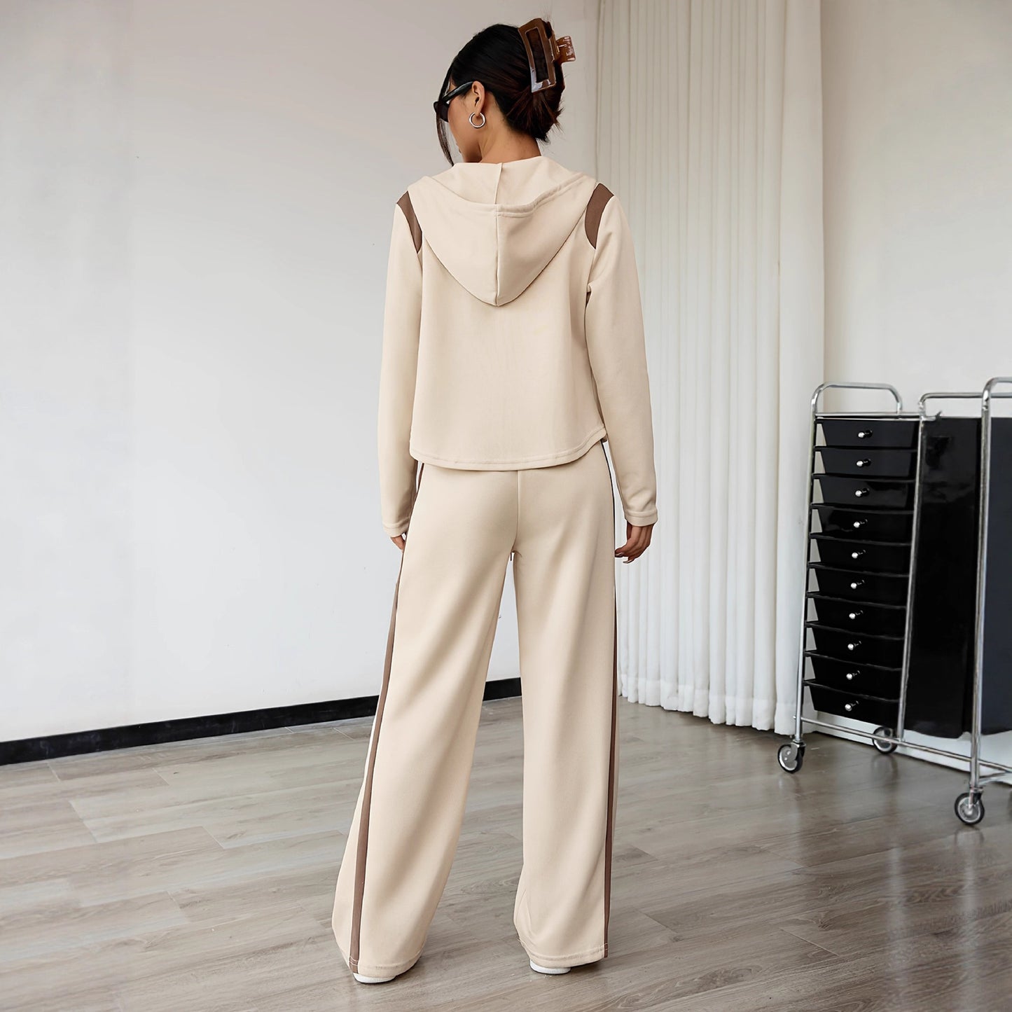 Coordinato Cardigan Hooded e Trousers con Dettagli "Lace-up" e Design Color Contrast