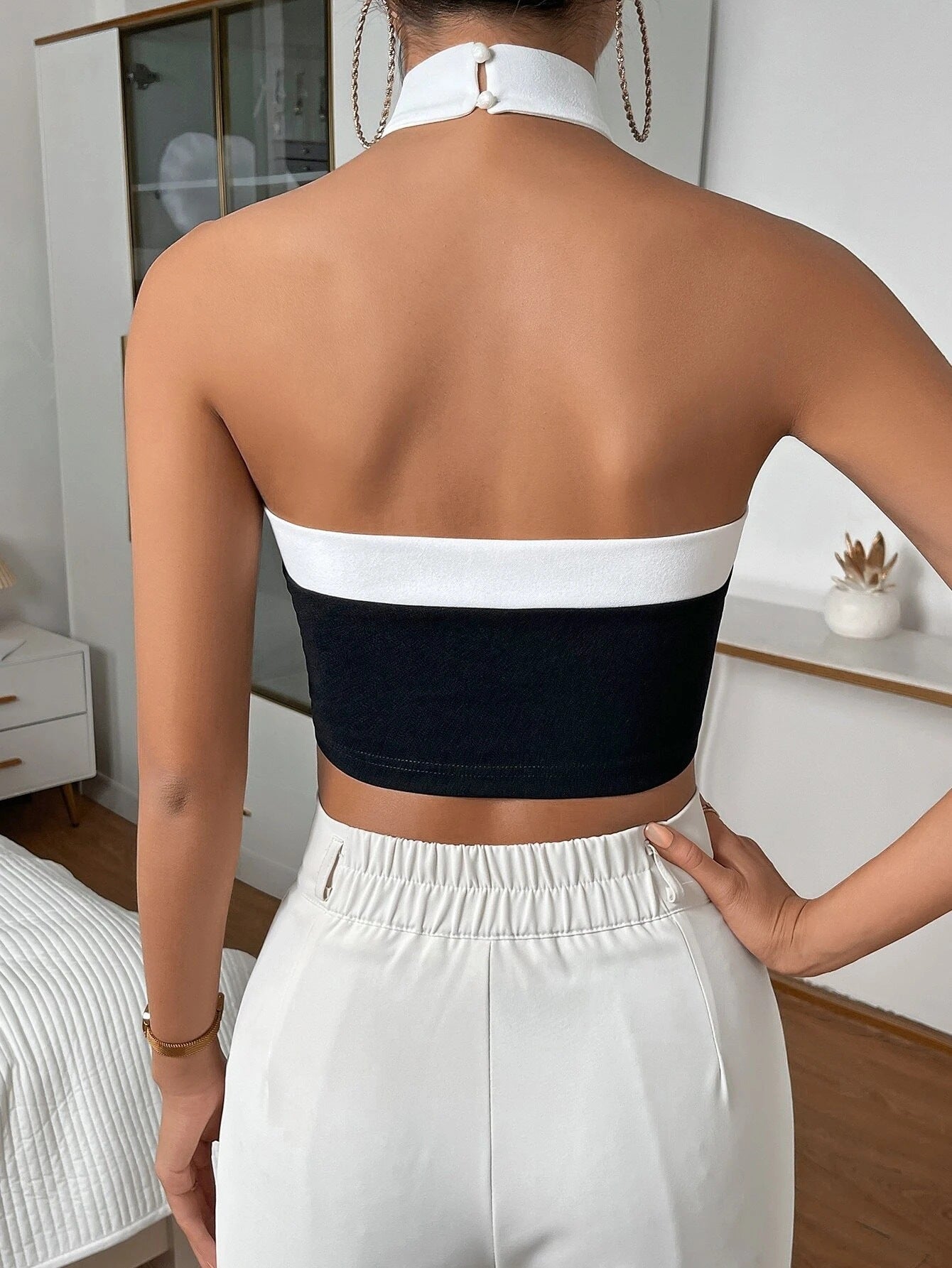 Top Halter Slim Fit con Bordi a Contrasto e Taglio 