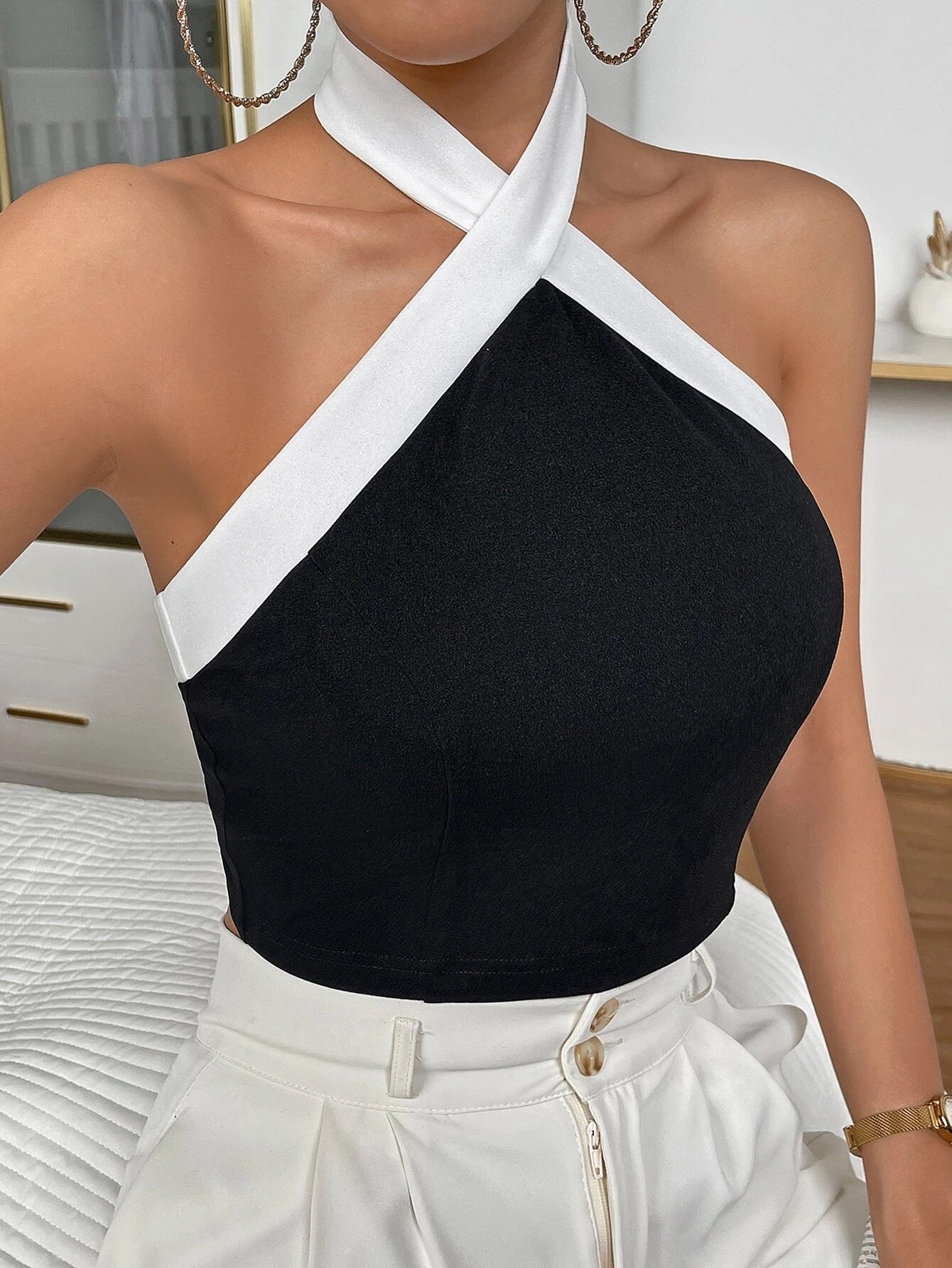 Top Halter Slim Fit con Bordi a Contrasto e Taglio 