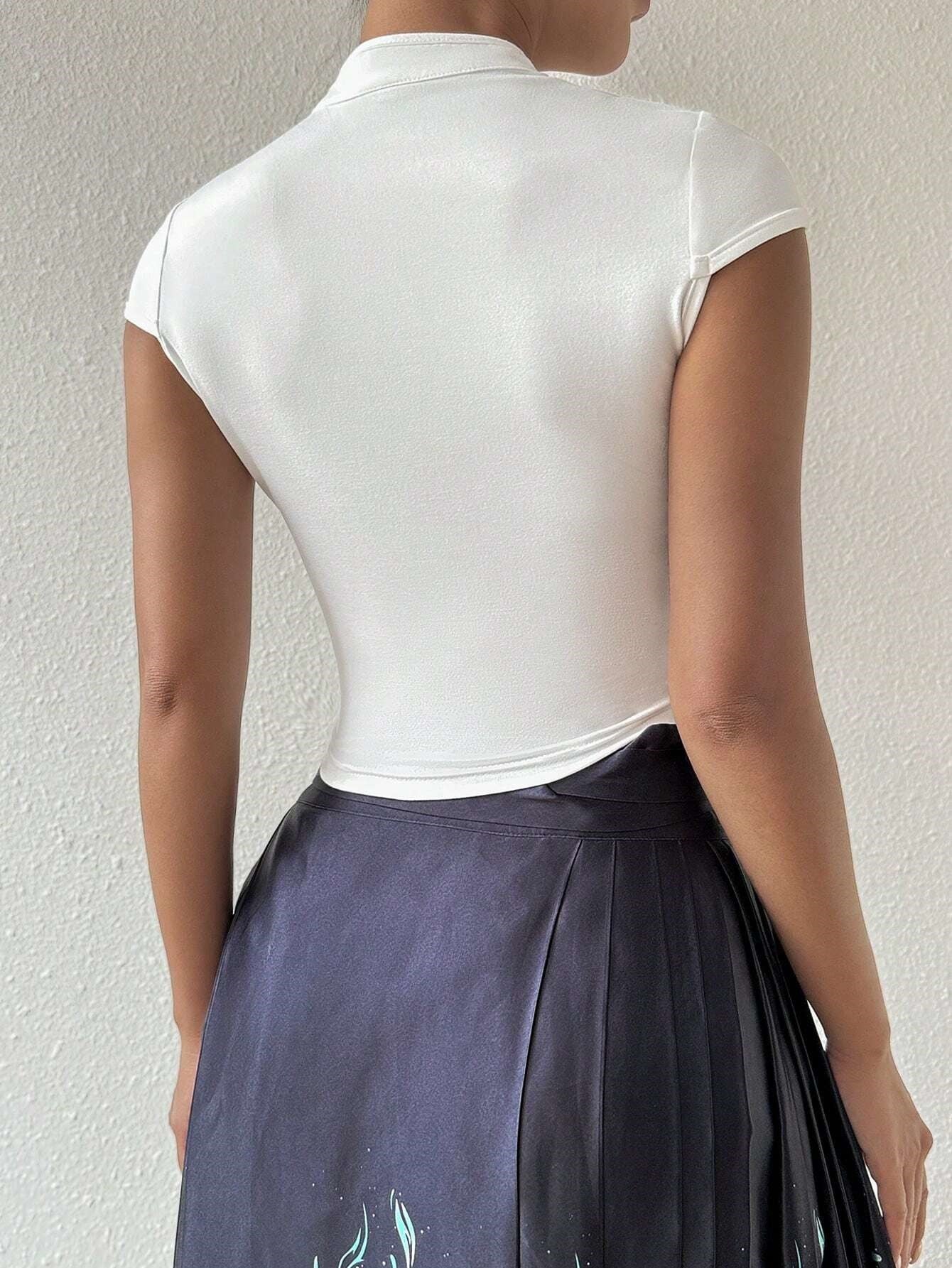 T-Shirt Slim Fit con Stand Collar, Dettaglio Buckle e Texture Antigrinze