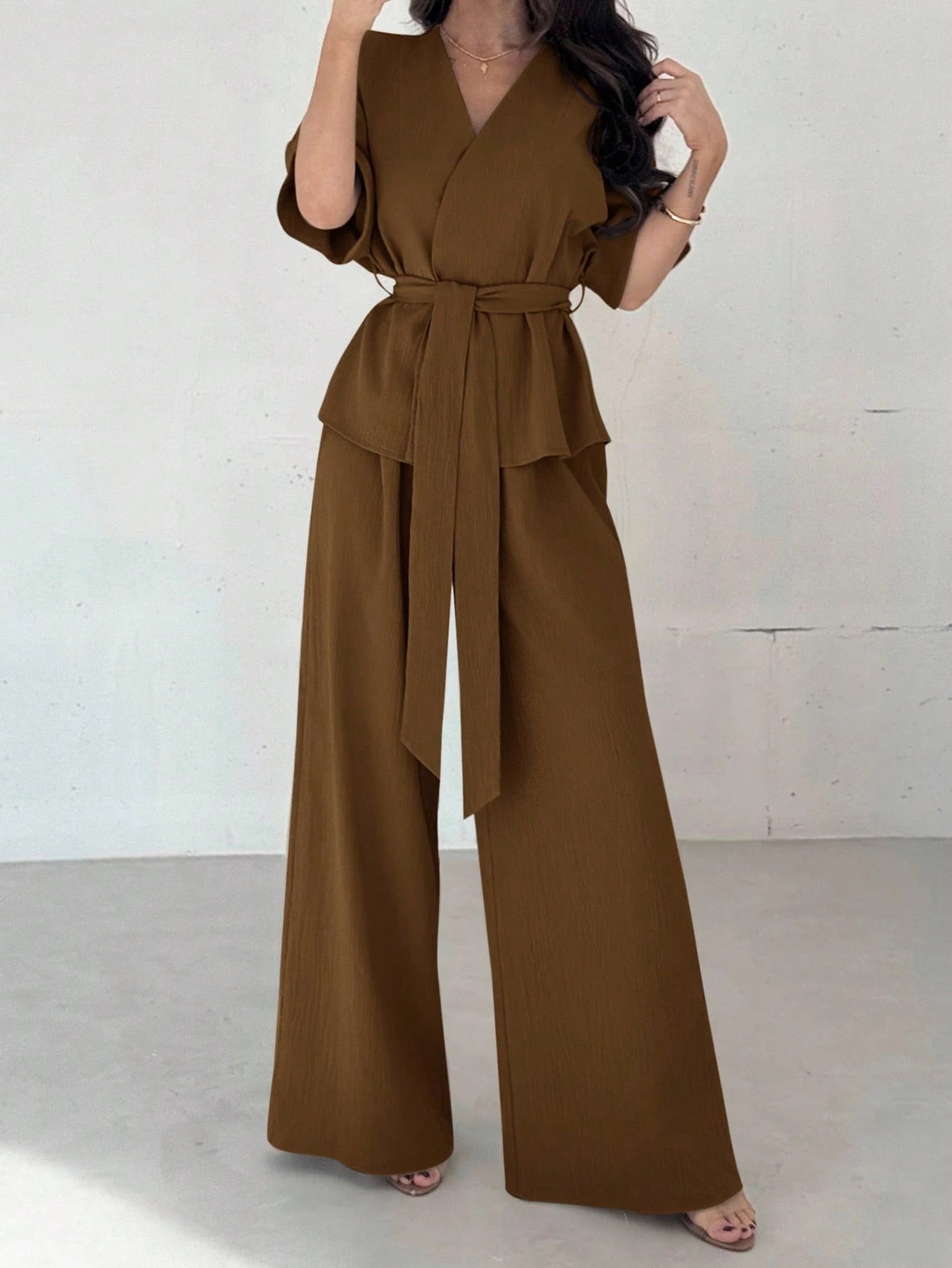 Completo Two-Piece con Camicia a Maniche Corte e Pantaloni Wide-Leg in Brown