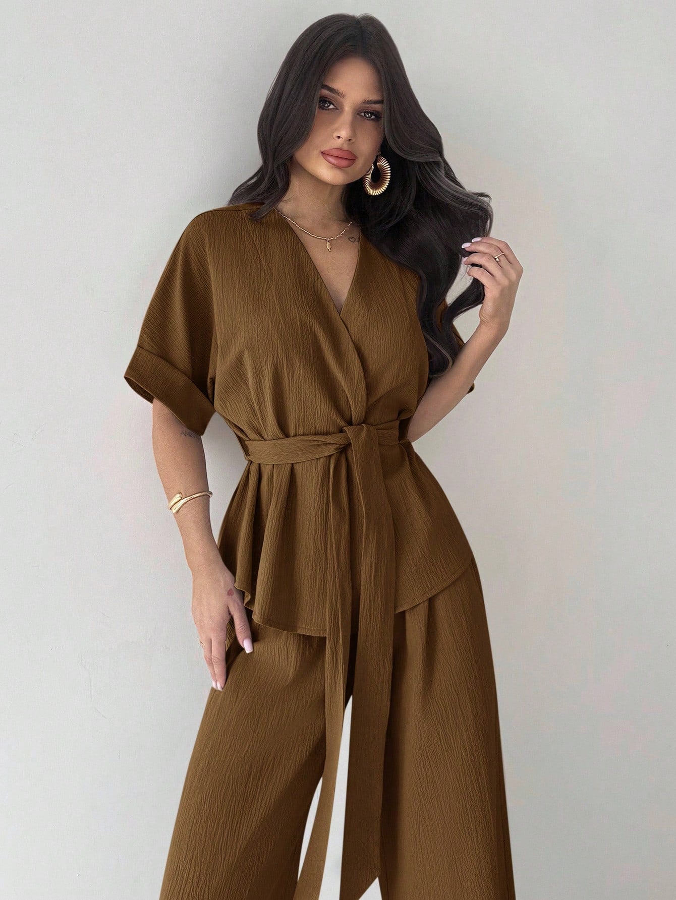 Completo Two-Piece con Camicia a Maniche Corte e Pantaloni Wide-Leg in Brown