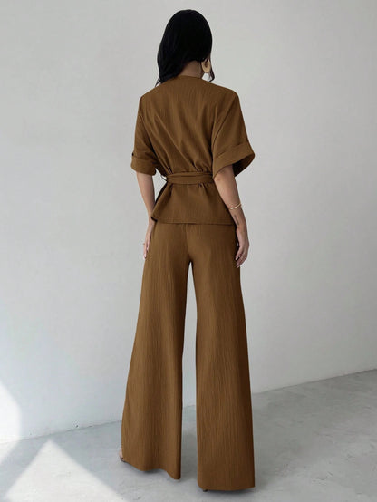 Completo Two-Piece con Camicia a Maniche Corte e Pantaloni Wide-Leg in Brown