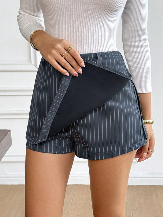 Short Skirt asimmetrica a trapezio con taglio "Splicing" e finitura Navy Blue