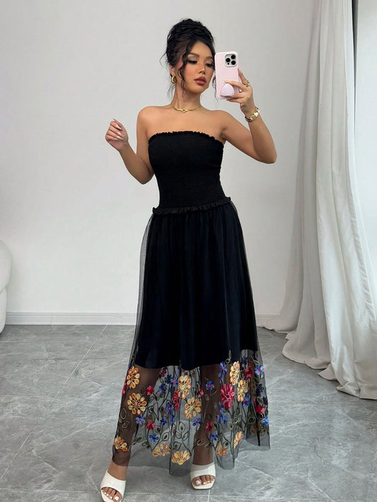 Abito "Umbrella Skirt" Sleeveless con Ricami Floreali e Dettagli in Pizzo