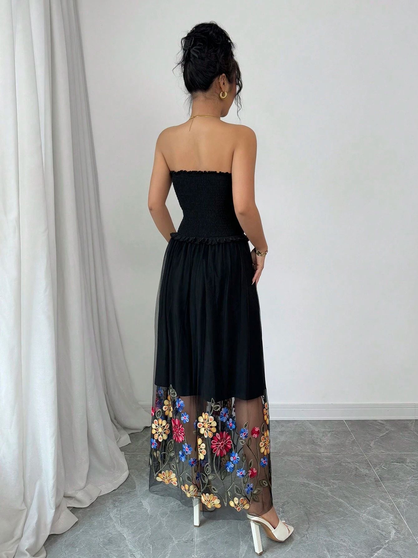 Abito "Umbrella Skirt" Sleeveless con Ricami Floreali e Dettagli in Pizzo