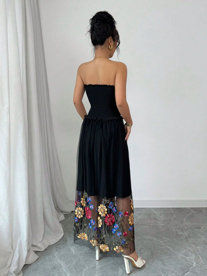 Abito "Umbrella Skirt" Sleeveless con Ricami Floreali e Dettagli in Pizzo