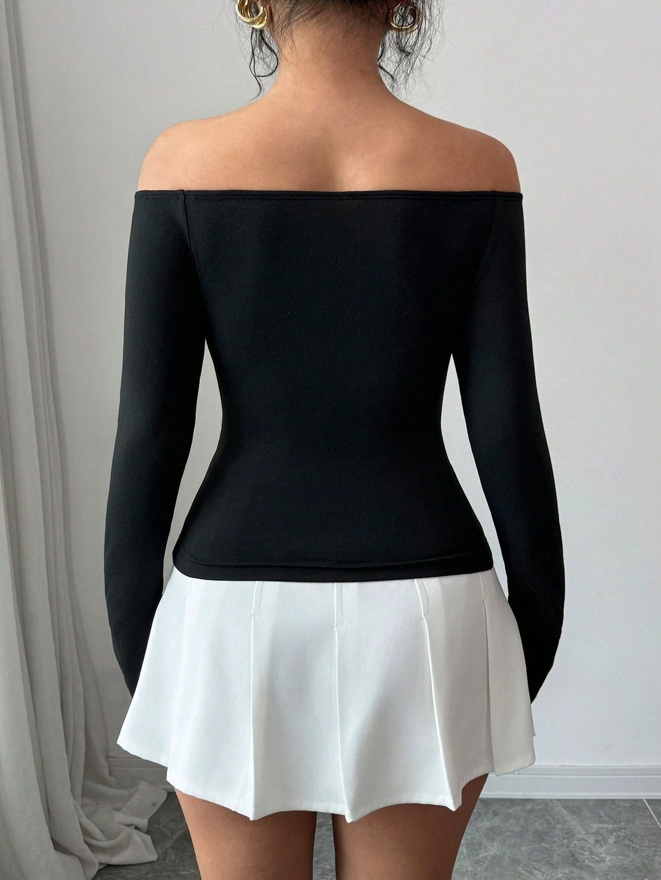 T-Shirt Knitted "Sexy Hottie" con Scollo a Barca e Texture 3D Three-Dimensional