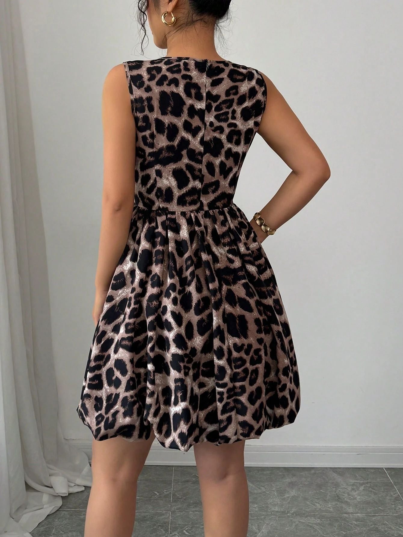 Abito Mid-Skirt "Leopard Pleated" con Scollo a Giro e Lavorazione Splicing