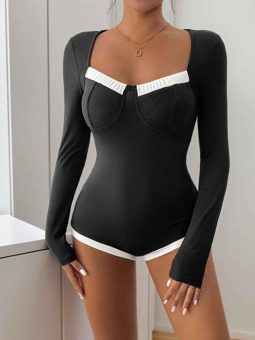 Jumpsuit "Contrast Elegant" con Maniche Lunghe e Silhouette Three-Quarter
