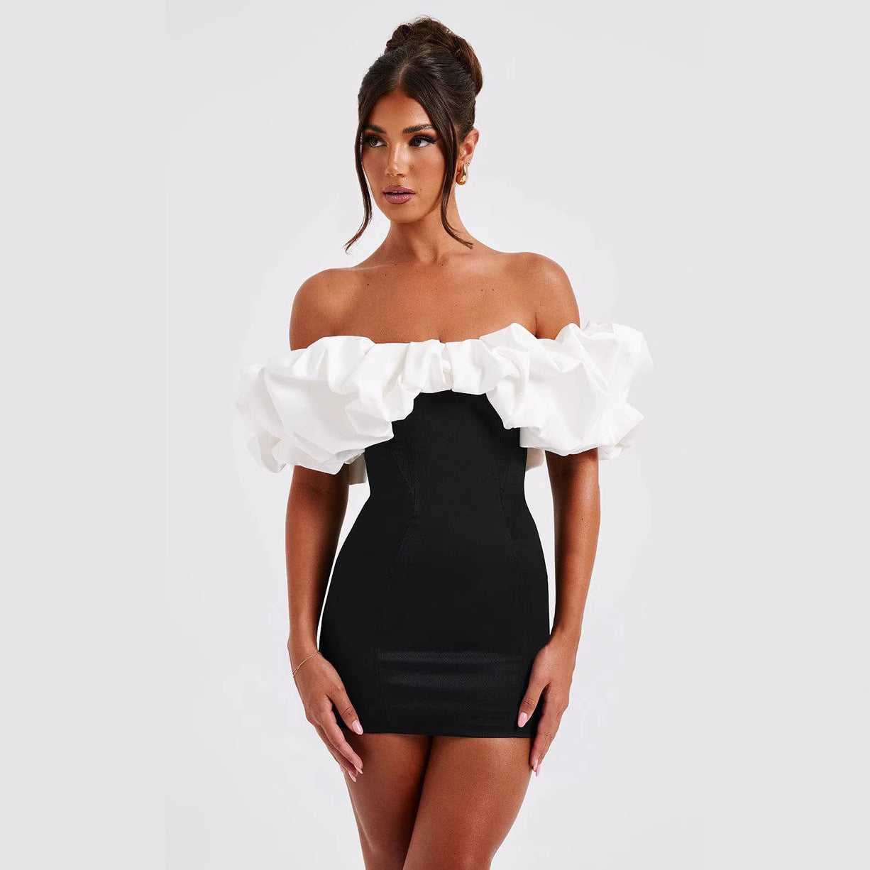 Abito "One-Word Collar" con Maniche a Sbuffo e Silhouette Minimalista