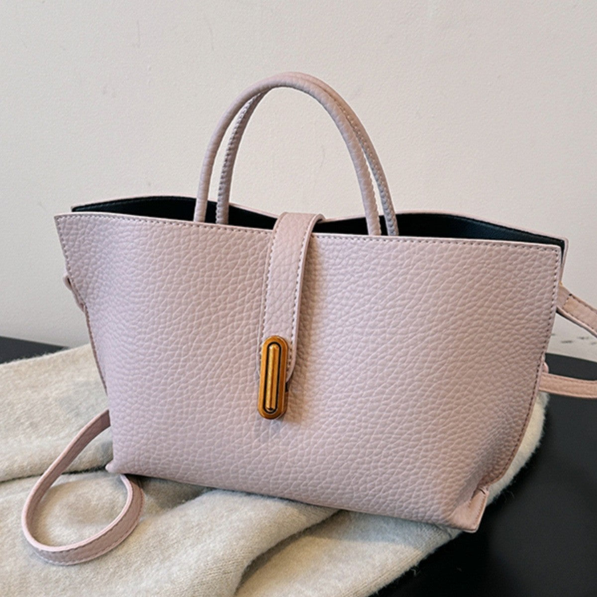 Mini Bucket Bag "Urban Simplicity" con Chiusura a Scatto e Finiture in PU