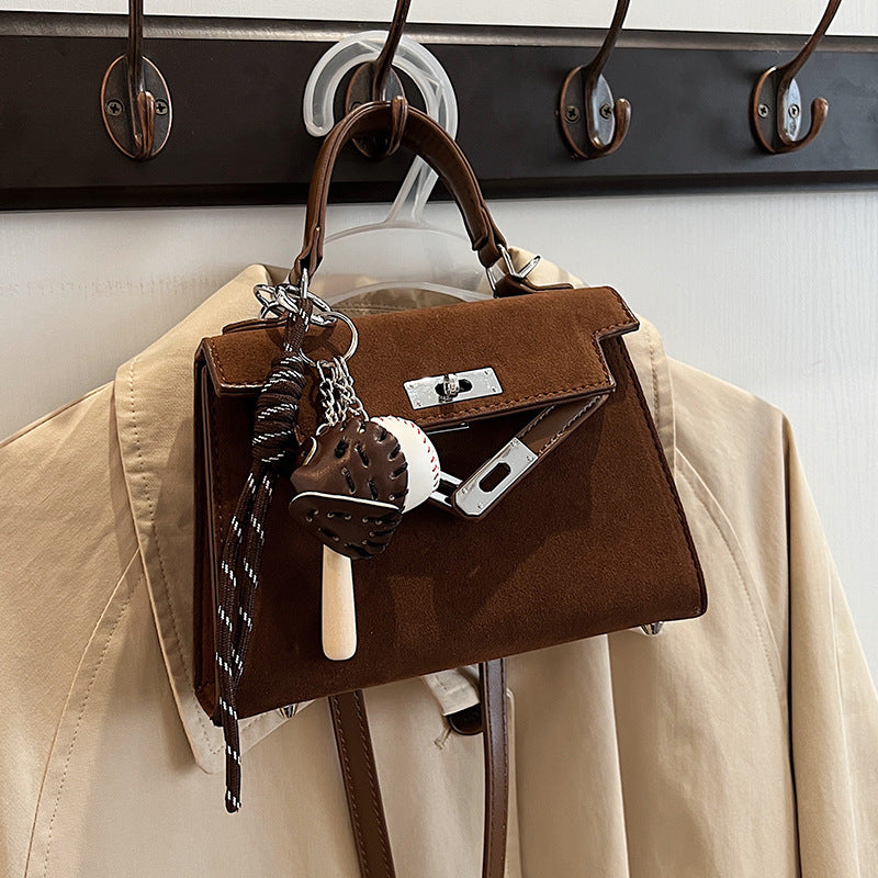 Kelly Bag "Vertical Square" con Chiusura a Scatto e Dettaglio Pendant Personalizzabile