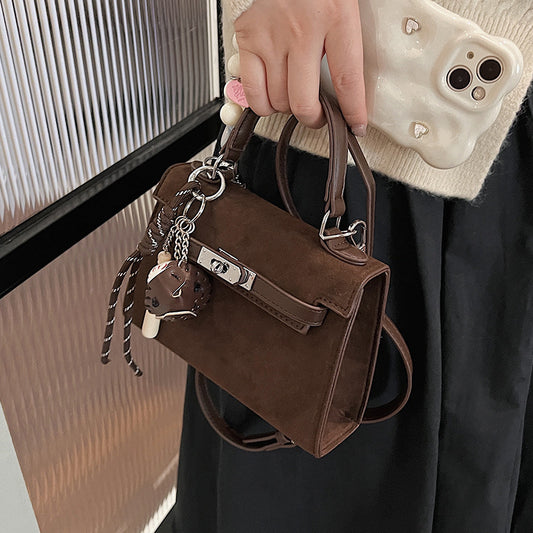 Kelly Bag "Vertical Square" con Chiusura a Scatto e Dettaglio Pendant Personalizzabile