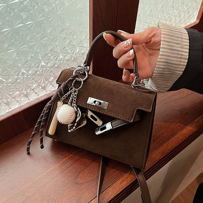 Kelly Bag "Vertical Square" con Chiusura a Scatto e Dettaglio Pendant Personalizzabile