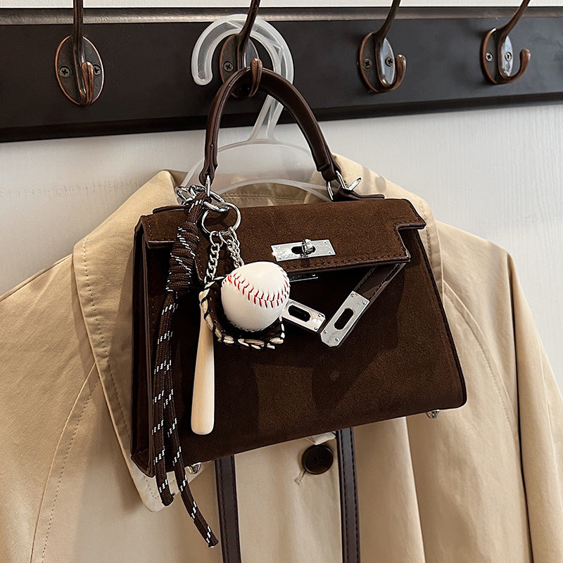 Kelly Bag "Vertical Square" con Chiusura a Scatto e Dettaglio Pendant Personalizzabile