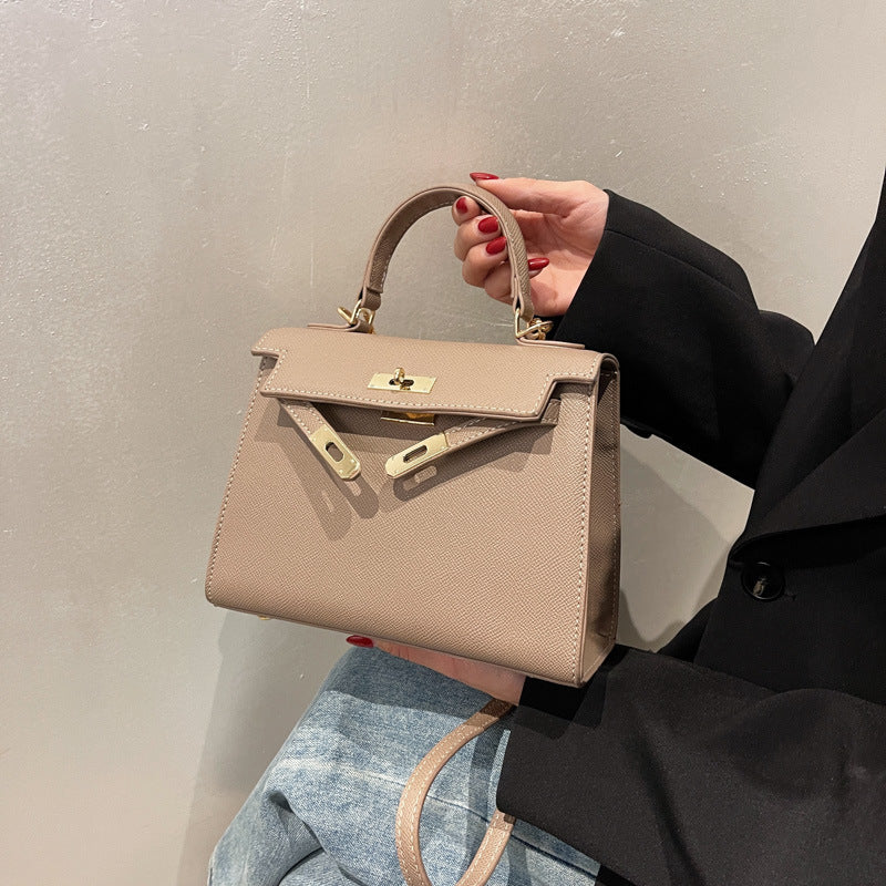 Kelly Bag "Horizontal Square" con Chiusura a Scatto e Dettaglio Cover-Pocket
