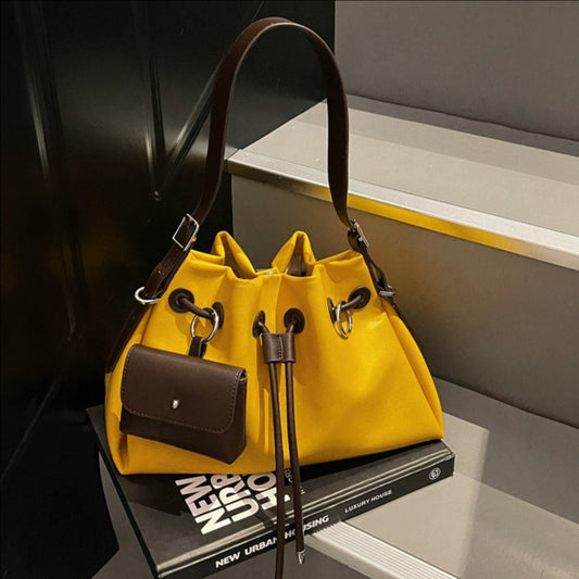 Maxi Bucket Bag "Urban Simplicity" con Chiusura Magnetica e Finiture a Cucitura