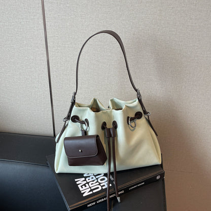 Maxi Bucket Bag "Urban Simplicity" con Chiusura Magnetica e Finiture a Cucitura